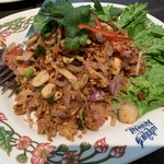 タイ国料理 ゲウチャイ - チェンマイ風ソーセージのまぜサラダ