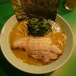 Iekeiramen katoushouten - ラーメン(並)650円