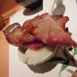 池袋 はなれ - 焼豚：下にマッシュポテトが敷かれてます・・・とっても美味しかった