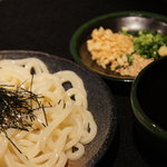 串焼きダイニング十兵衛 - 釜ざるうどん。店主こだわりの香川より直送のコシの強い生麺を是非ご賞味下さい。