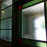 Lagavulin Distillery - 入り口のステンドグラスはどこも美しい。