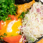 キャンプエクスプレス - 小松菜と半熟卵の南インド風カレー＋パクチー200円、骨付きチキン100円