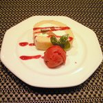 バティチ - バティチランチ 1300円 のロールケーキとフランボワーズのソルベ