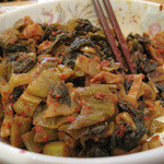 Ganso Pikaichi - 卓上の自家製辛子高菜も美味しかったです。辛いけど、しっかり漬かってて味があり、クセになりそうです。
