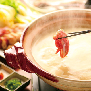 Hinaichi - 比内地鶏の水炊き2,400円(一人前)／10時間近く煮込んだ比内地鶏の出汁で頂く水炊きは絶品です！