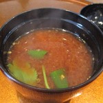 旬彩 天ぷら 心来(しんら） - 赤だし：三つ葉、海老の頭。　　　　　2019.05.20