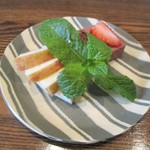 旬彩 天ぷら 心来(しんら） - 赤だし：デザート：苺、チョコレートムース、林檎。　　　　　2019.05.20