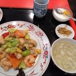 中国料理 天府 - ぷりぷりの海老がたっぷり入って、お得感満載！ 杏仁豆腐も付いてます。