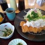 りゅう庵 - おろし大根がたっぷり乗っている♪
            どうしてもとんかつソースで大根を食べたくなくて､サラダ用の和風ドレッシングで頂きました｡
            でも ここは親切な店だから､面倒がらずに言えば､醤油を持って来て貰えそう〜