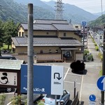 うなぎ亭 友栄 - 歩道橋の上から