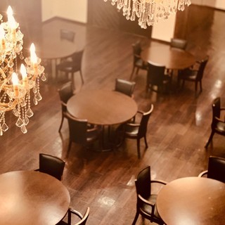 元結婚式場ならではのテーブルの広さと天井高でゆっくりとお過ごしいただけます。