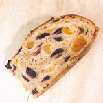 バックシュトゥーベ ツオップ - カンパーニュ アプリコットと生姜