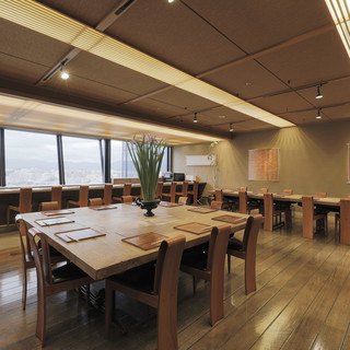 店内テーブル36席/人数に合わせて配置可