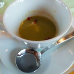 オーベルジュ美の濱 流石 - エンドウのスープに、ハモ入り！
            色は緑だけど味はそこまでキツくなくて美味しい(*^O^*)