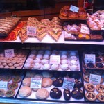 La Sfogliatella Mary - ショーケースは焼き菓子がたくさん並んでいますが一番人気はもちろんスフォリアテッラ