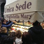 La Sfogliatella Mary - 店の前は常に人だかりができています