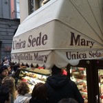 La Sfogliatella Mary - 順番ではないので（ナポリ人は並びません）店員と目があった者勝ち！