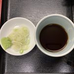 Sunaba - 晩酌セット ¥1,450 の〆のお蕎麦のつゆ、薬味