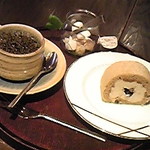 ロールケーキセット８００円です。飲物もセットです。