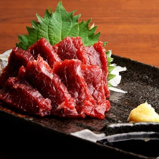 本場熊本直送！豊富な馬刺し♪