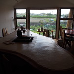 蕎麦+酒＝雲母 - 店内（窓からの風景は・・・田舎）