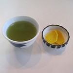 釜あげうどん - お茶とタクアンです｡