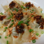 海上海 - 自家製食べるラー油を添えたゆでワンタン 