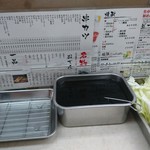 七福神 - カウンター(串カツ用品の数々)