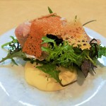 Ristorante 迫 - 力強く味の濃いベビーリーフと、なめらかな生ハムや香ばしいパルミジャーノのチップ、まったりエスプーマが合う！