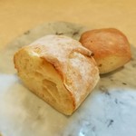 Ristorante 迫 - 手前はしっとりもちもちのチャバタ、奥は小麦の素朴な甘味が楽しめる黒オリーブ入りのパン