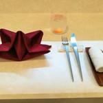 Risutorante Sako - 気品あるテーブルセッティング、1皿ごとに変えて下さるカトラリーは繊細なCutipol