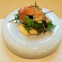 Ristorante 迫 - 前菜はベビーリーフのサラダ、生ハム、パルミジャーノ、カルボナーラのエスプーマと共に