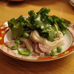サエキ飯店 - 腐乳和えの豚耳、砂肝、香菜、グリーンピース