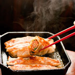 紅虎餃子房 - 料理写真:毎日お店で手作りの名物!「鉄鍋棒餃子」