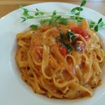 このむ - エビとトマトのパスタの麺は平打でもっちもち。ソースは海老の旨味たっぷりでクリーミーでした。トマト感もあってハーブも効いてて大人の味わい❤(ӦｖӦ｡)