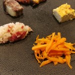 アビタコロ - ホロふわとろけるフリッタータ、クミンが香るキャロットラペ、ケイパーやベーコン、ハーブが効いたお米のサラダ