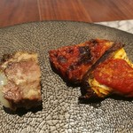 アビタコロ - 右はトマトソースやカリカリチーズが絶妙な茄子のオーブン焼き、左は旨味が凝縮した牛テールとレーズンのジェラティーナ