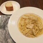 アビタコロ - シンプルな見た目だけど豊かな味わい！筍とアンチョビのクリームソースパスタ、自家製フォカッチャ