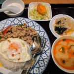 チャオタイ - ランチ　ガバオガイラーカオ+目玉焼き+スープをトムヤムクンに変更