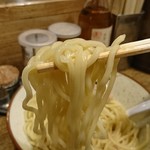 新橋 纏 - 三河屋製麺の麺はしなやかでコシが有ります