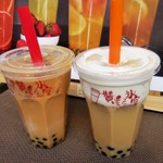 香港 贊記茶餐廳  - （左）ホンコンコーヒーミルクティー（冷）＋パールタピオカトッピング
            （右）ブラックミルクティー（冷）＋オリジナルミルクフォーム（タピオカはデフォ入り）