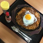 日の出食堂 - 熱々の鉄板ナポリタンにロースカツ たっぷりのデミグラスソースの上に目玉焼き しばらく眺めるしか無いわ グツグツ、ジュージュー暴れている