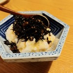 昼飯晩飯 でら - たたき山芋と梅ひじき 420円　あれ？これ平日ﾒﾆｭｰじゃ??