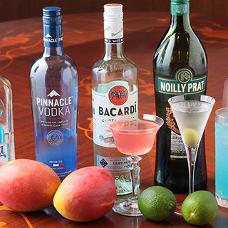Standard cocktails and seasonal cocktails created by bartenders.