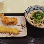 丸亀製麺 - ぶっかけの並とかしわ天とえび天(590円)