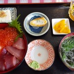 漁師の海鮮丼 - ３色丼（イクラ、サーモン、鮪）、￥1,500。