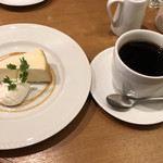 カフェケイティー - ニューヨークチーズケーキと本日のコーヒーのセットで780円