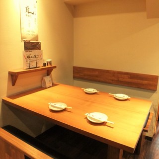 テーブル席（2~4名様用×4卓）
      ゆったりとしたお席で韓国料理を！