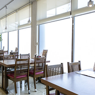 清潔感漂うクリーンな店内。女性スタッフによる爽やかな対応も◎