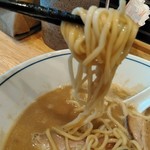 麺や たけ田 - やや丸みを帯びた中太ストレート麺はツルツル喉越し